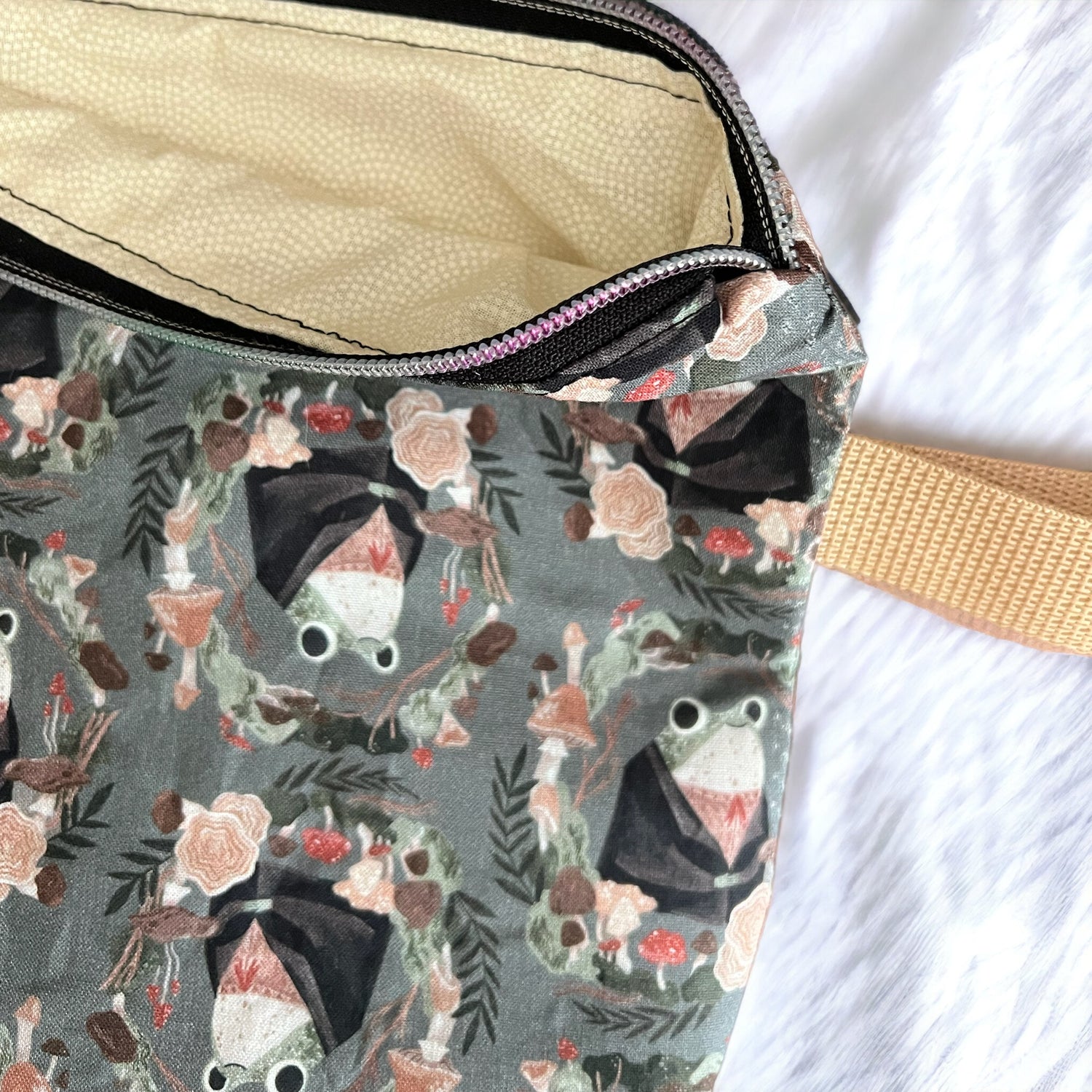 Medium Sized Distinguished Frogs Zippered Project Bag - SkeinAppeal