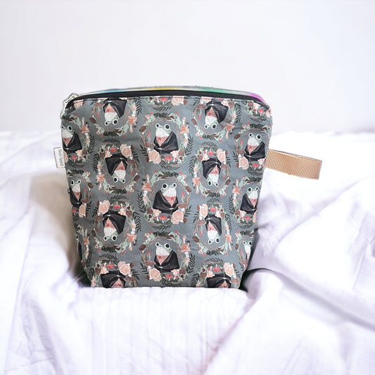 Medium Sized Distinguished Frogs Zippered Project Bag - SkeinAppeal