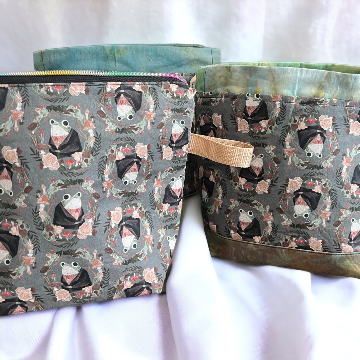 Medium Sized Distinguished Frogs Zippered Project Bag